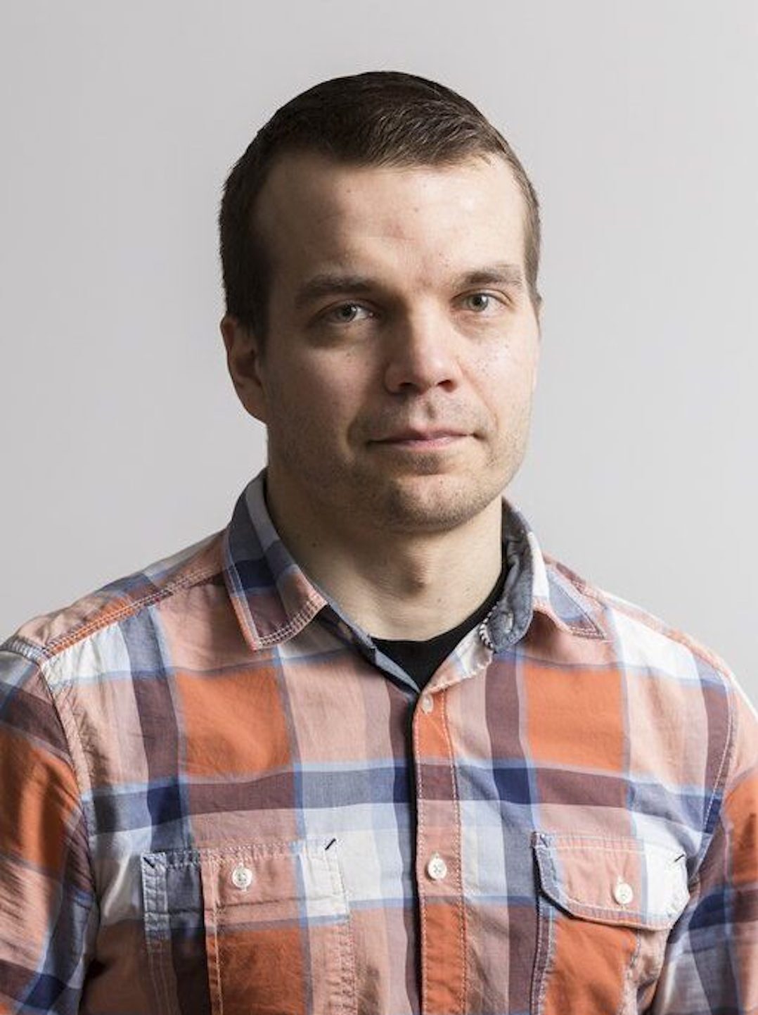 Kuvassa Mikko Äijälä puna-valko-siniruudullisessa paidassa.