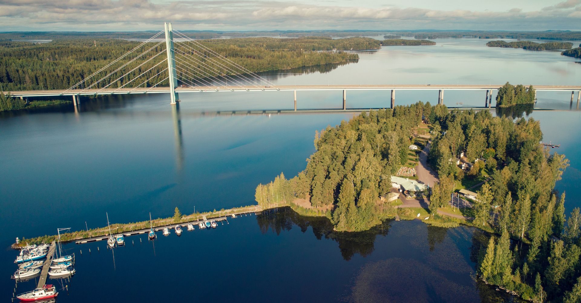 Heinolan Heinäsaari järviympäristöineen ilmasta kuvattuna.