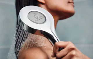 Kuvassa on Oraksen digitaalisella näytöllä varustettu suihkupää, josta näkyy veden kulutus litroina, sekä veden lämpötila.