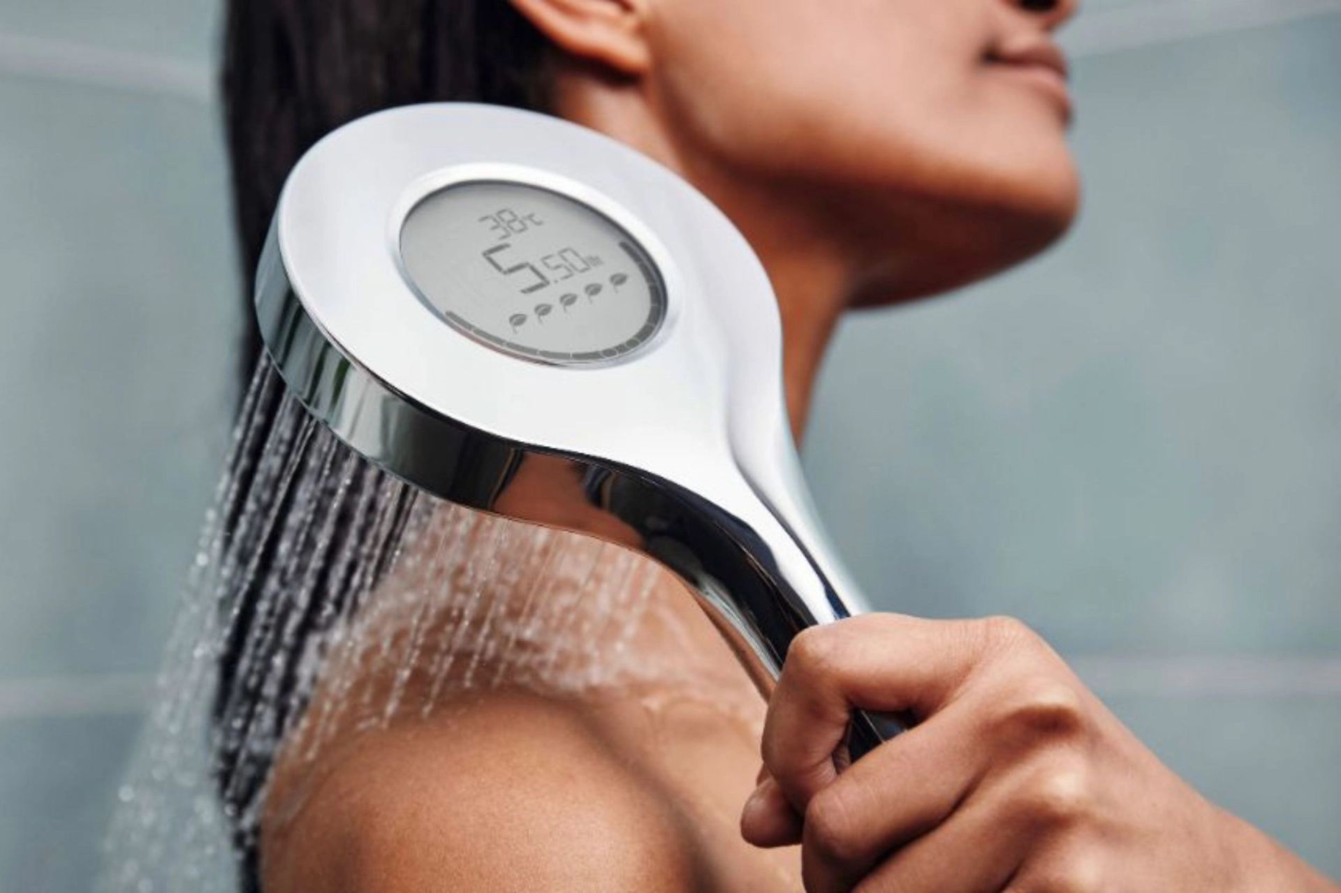 Kuvassa on Oraksen digitaalisella näytöllä varustettu suihkupää, josta näkyy veden kulutus litroina, sekä veden lämpötila.