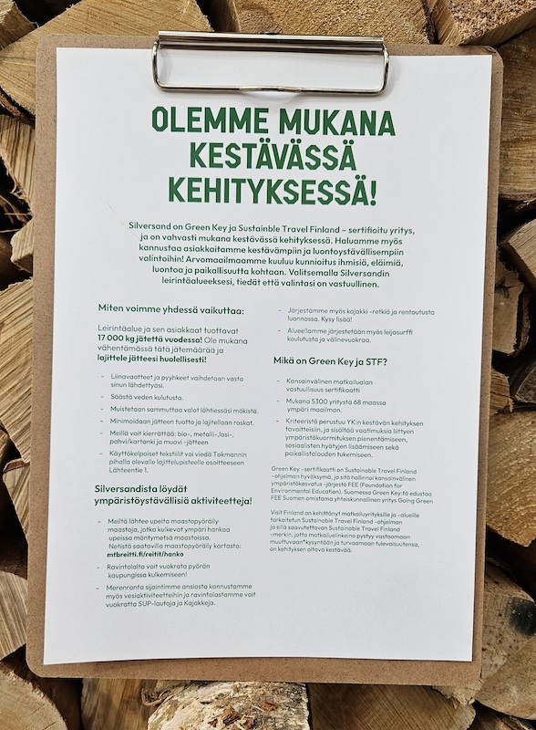 Infolappu kestävästä kehityksestä riippuu puisella seinällä.