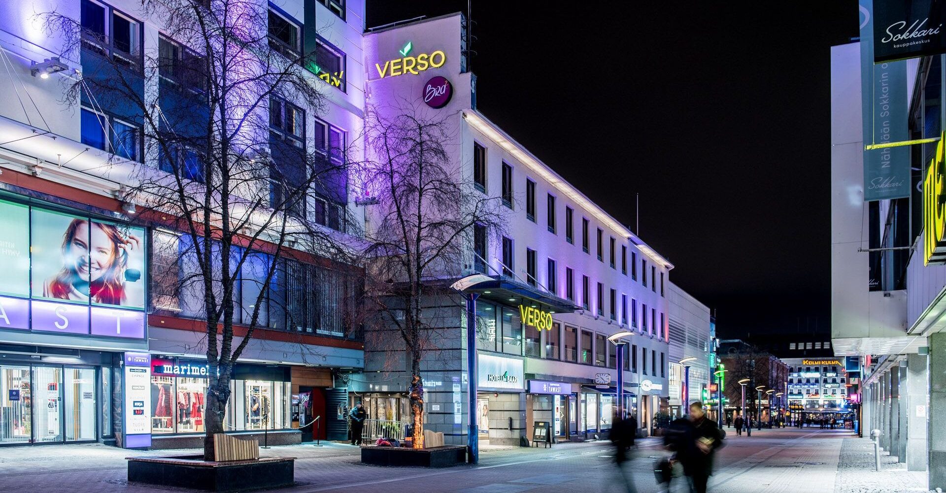 Hotelli verso öisellä valaistulla kadulla.