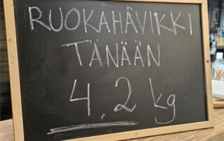 Liitutaulu, johon on kirjoitettu päivän ruokahävikin määrä 4,2 kg.