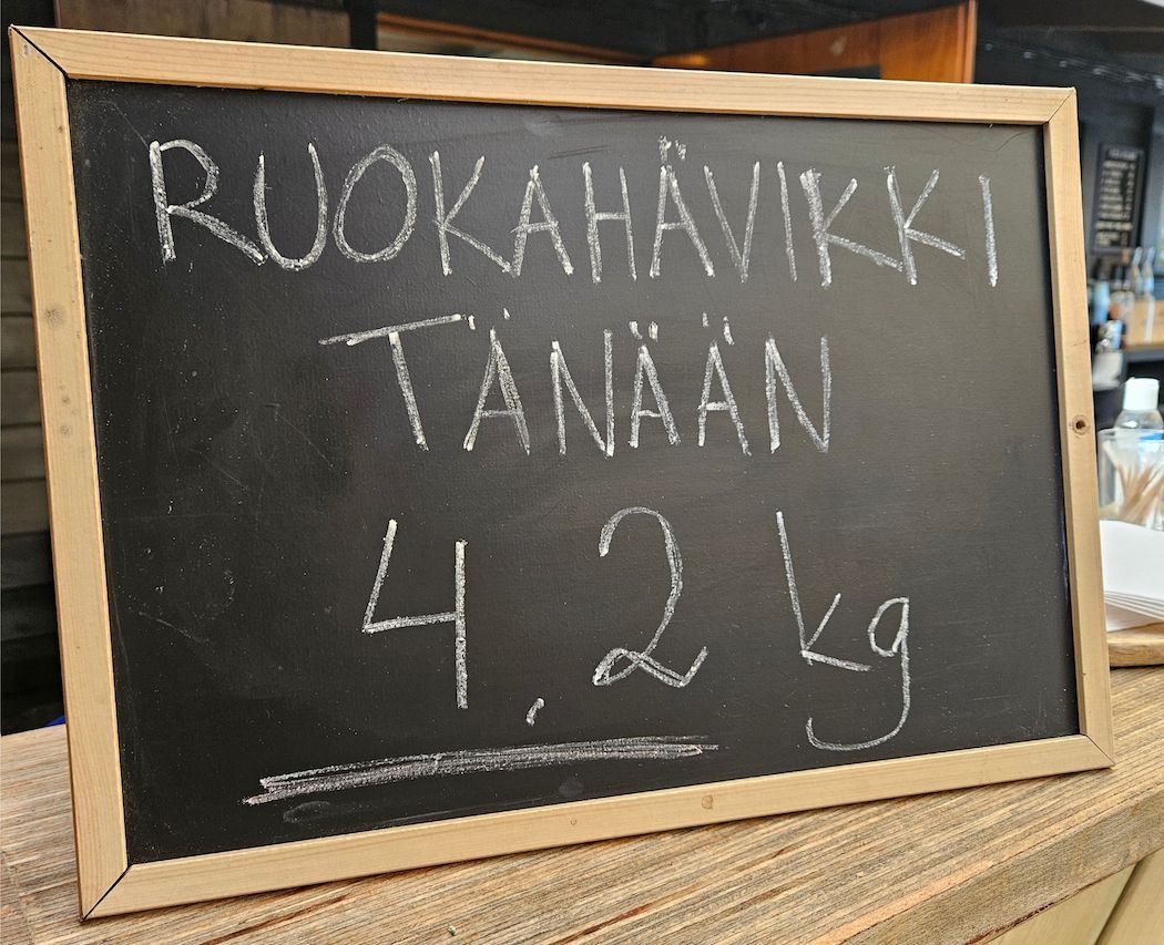 Liitutaulu, johon on kirjoitettu päivän ruokahävikin määrä 4,2 kg.