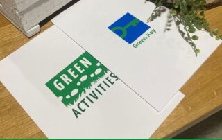 Kansiot pöydällä.