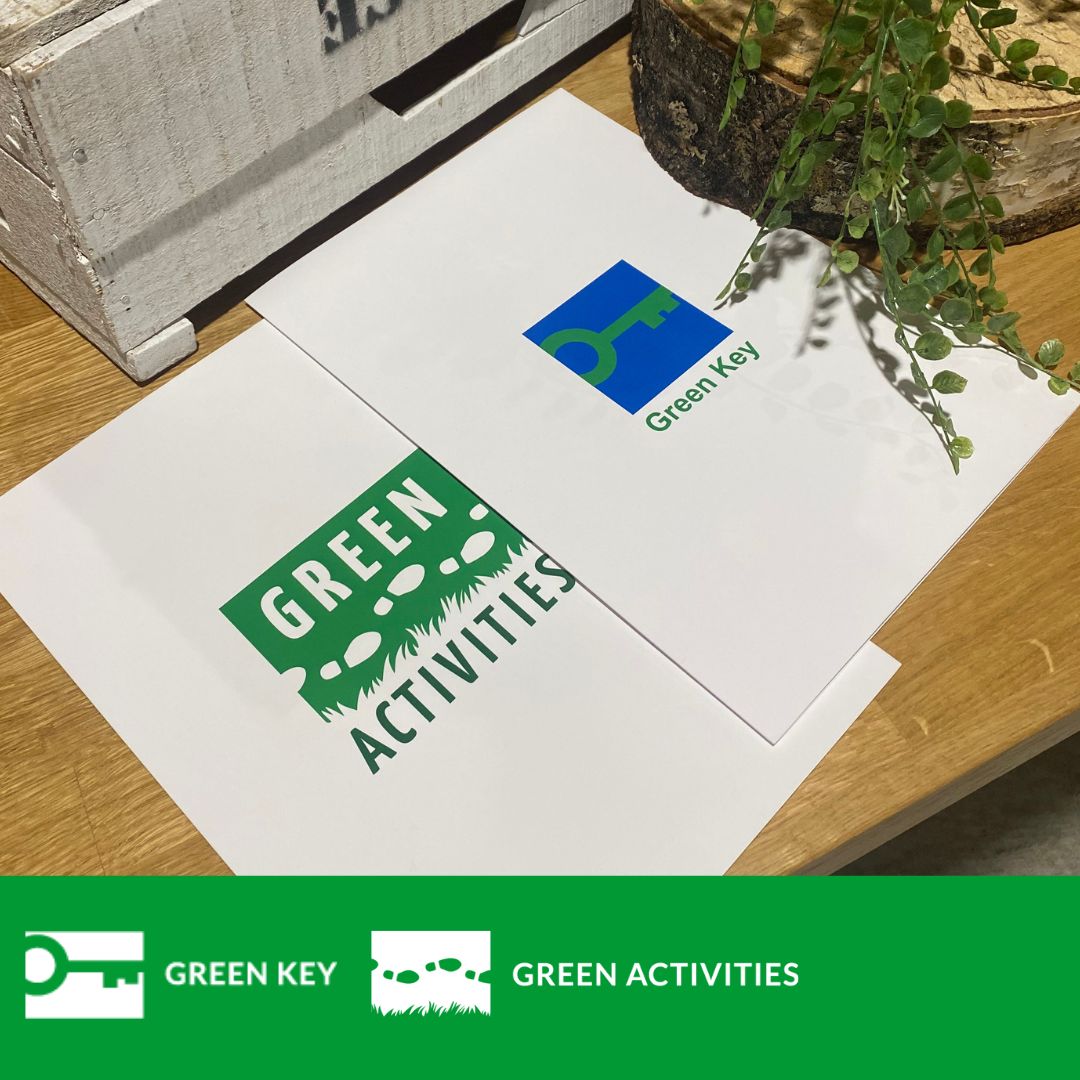 Kansiot pöydällä.