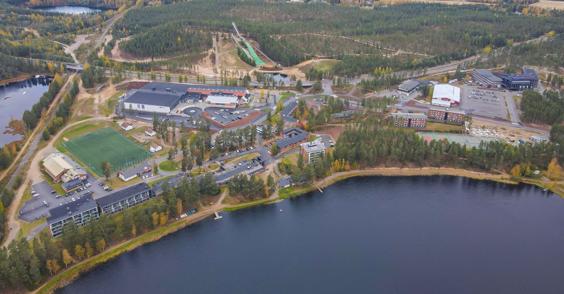 Ilmakuva Vuokatti Sport Resortin alueesta ja maastosta.