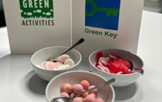 Green Key ja Green Activities sertifikaattikannet ja karkkikippoja