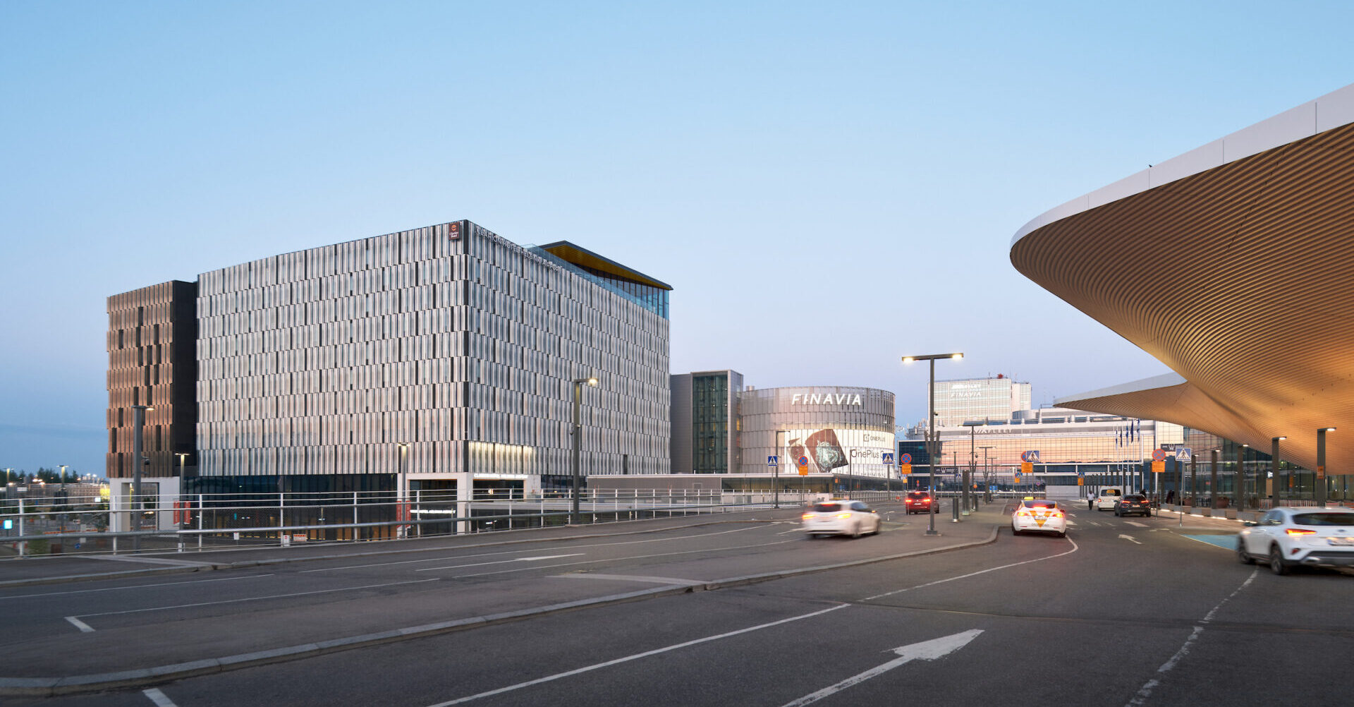 Kuva Clarion Hotel Helsinki Airportista ulkoapäin