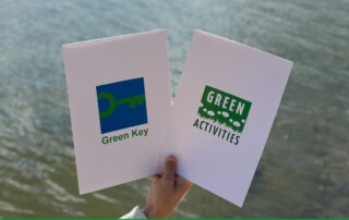meren äärellä pidellään Green Key ja Green Activities -sertifikaattikansia