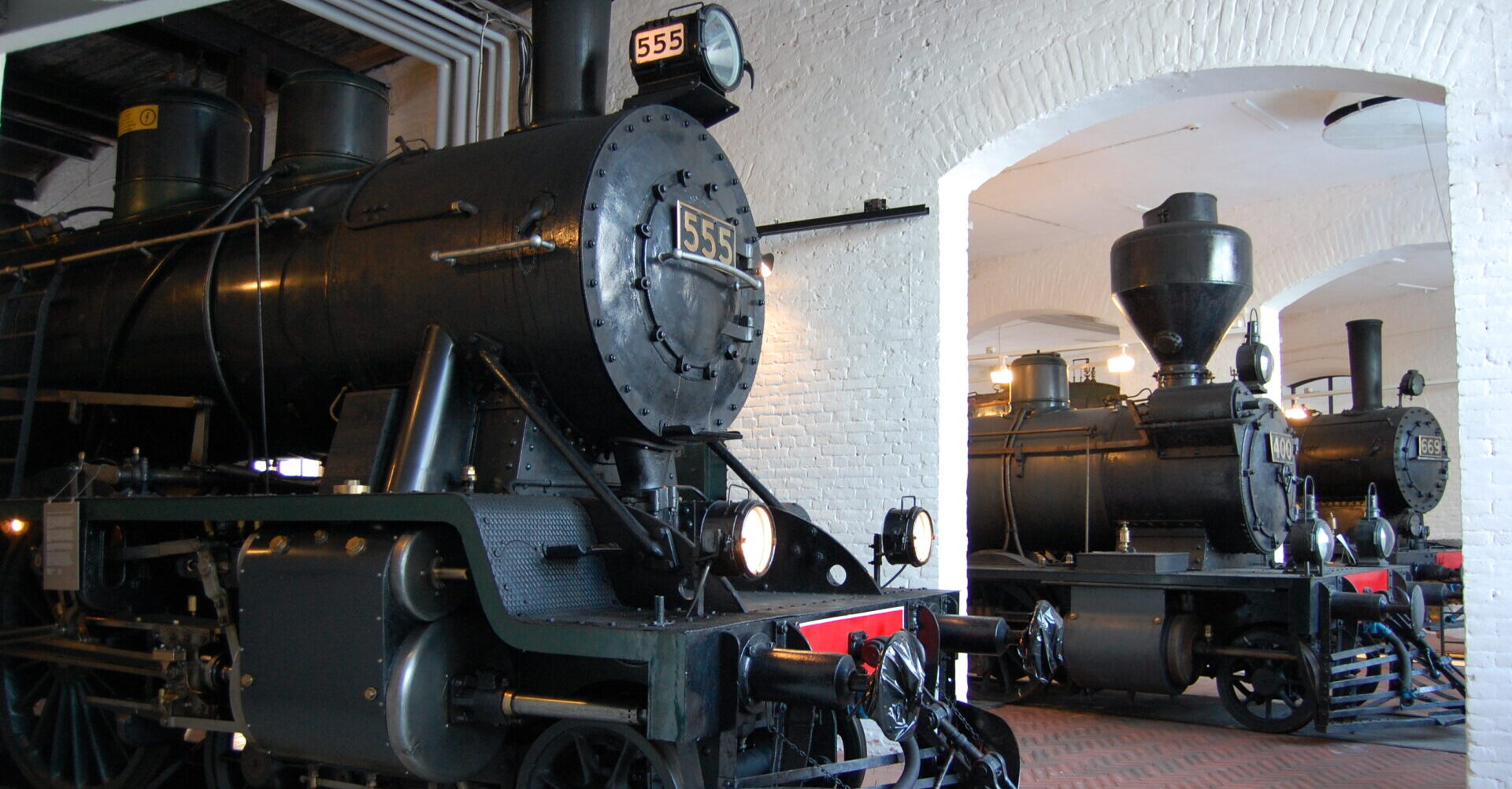 Kuva Suomen Rautatiemuseosta sisältä, jossa höyryveturi.